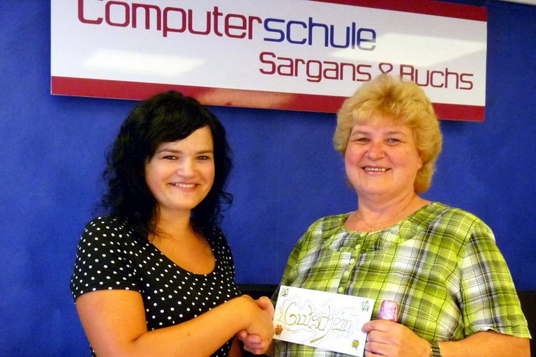 Bettina Pfiffner von der Computerschule Sargans und Susanne Hobi, Gewinnerin