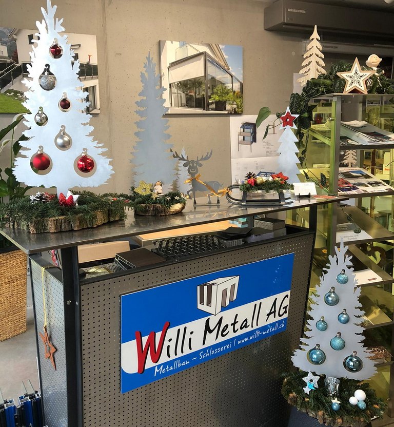 willi-vilters-weihnachtsdeko-auf-theke-im-laden.jpg 